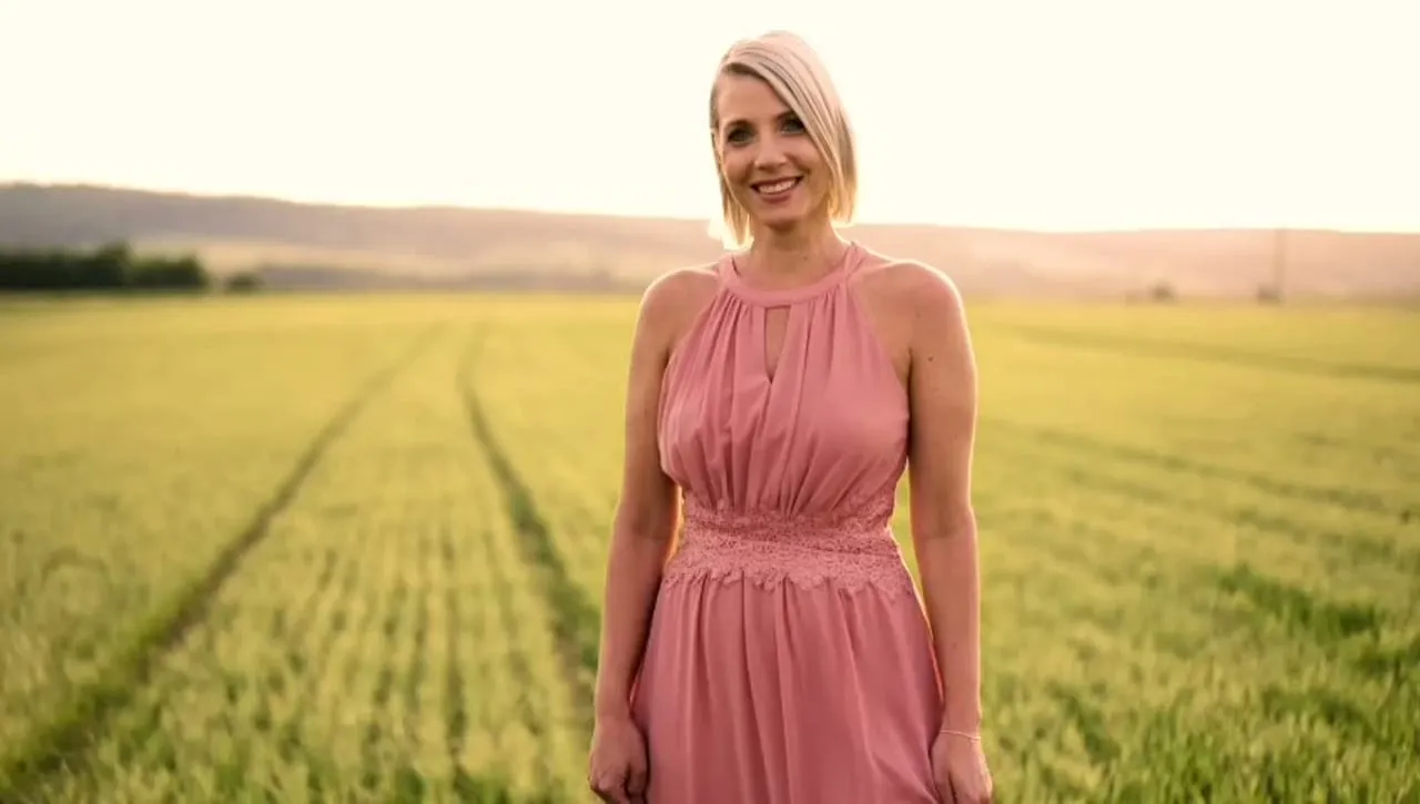 Lisa Dietrich lächelt in die Kamera – Vorschaubild des Imagefilms